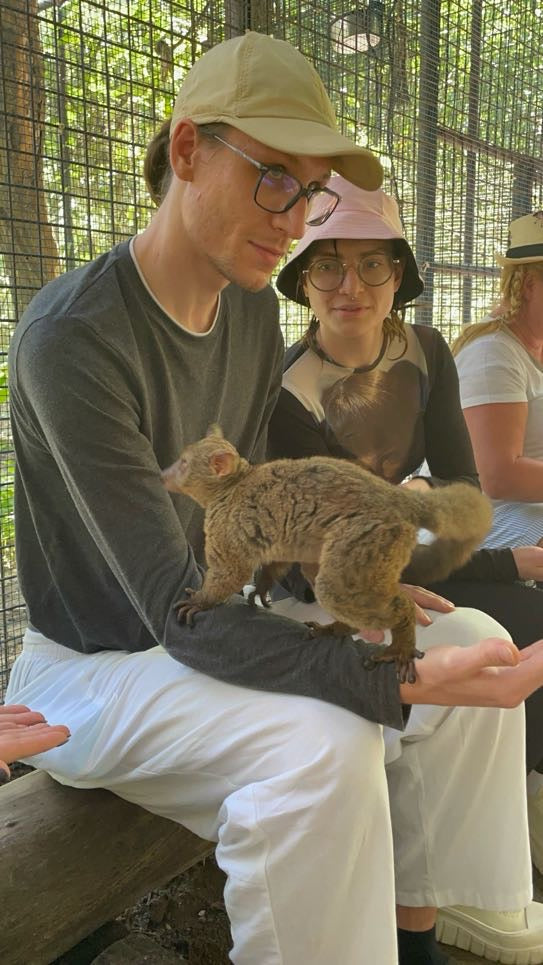 Mikołaj z bush baby na przedramieniu