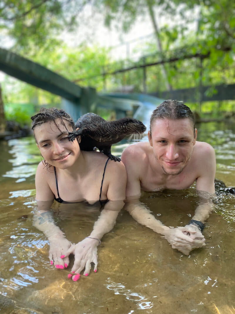 Michalina i Mikołaj podczas spotkania z wydrami w Cheetahss Rock na Zanzibar