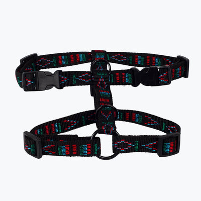 Szelki dla psa we wzorze indiańskim leżące na stole od Petsband