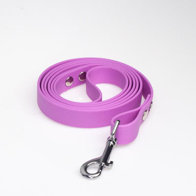 Zwinięta smycz miejska z PVC w kolorze pastelowego fioletu i srebrnymi okuciami od Petsband