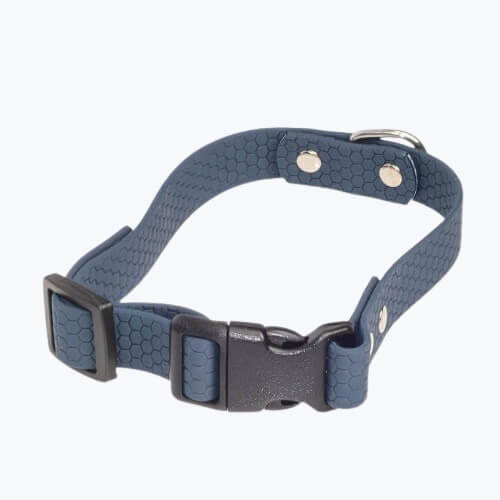 Obroża od Petsband w kolorze navy blue wykonany z PVC HEXA - widoczna plastikowa klamra