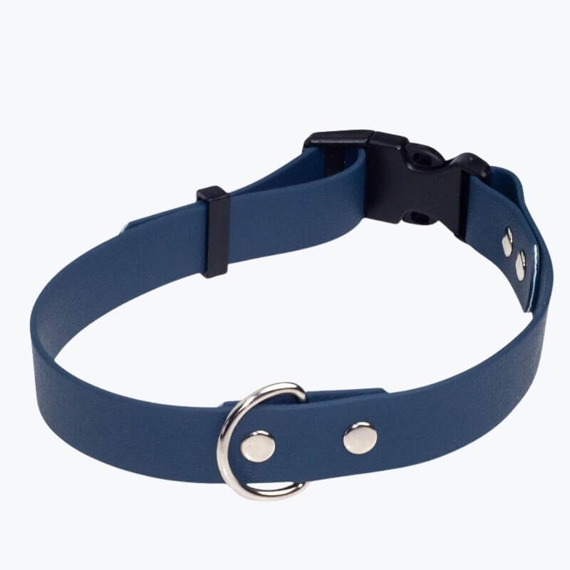 Obroża z PVC w kolorze granatowym i czarnymi okuciami oraz klamrą z plastiku.